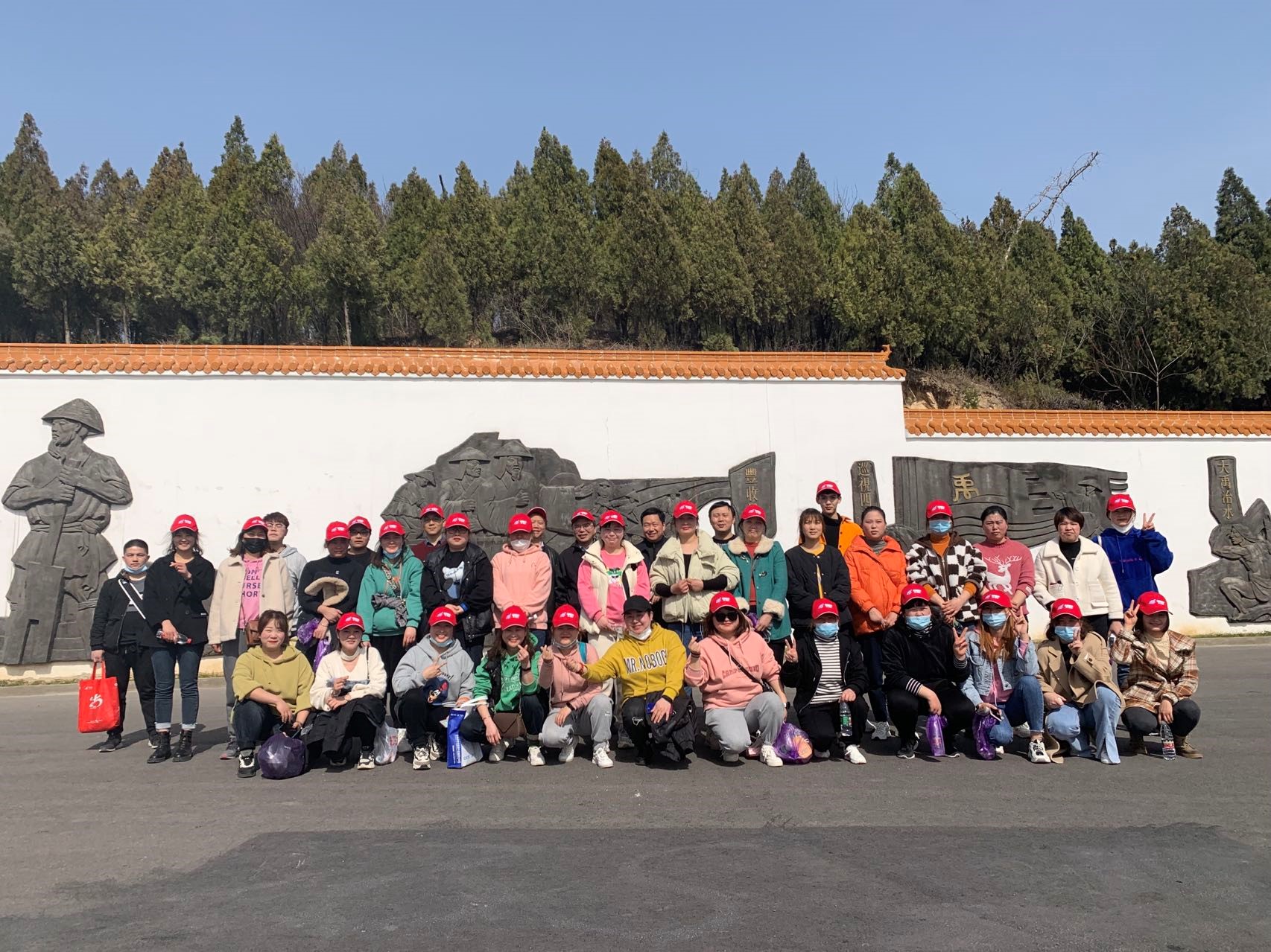 文明登山健康行，志愿服務護環(huán)境——依愛消防開展“學雷鋒日”主題活動